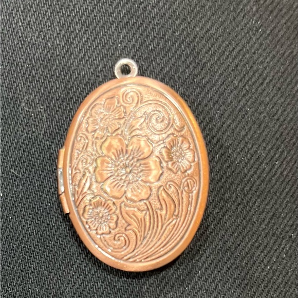 🏴☠️OVAL LOCKET PENDANT W/ETCHED FLOWERS 14K GOLD OVER STERLING SILVER🏴☠️ - Picture 2 of 3